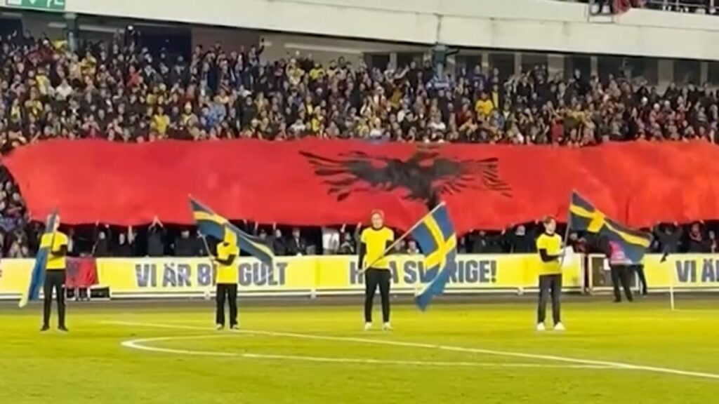 Fitorja historike e Kosovës ndaj Suedisë, Rama ndan pamje nga momenti i valëvitjes së FLAMURIT gjigant shqiptar në stadium