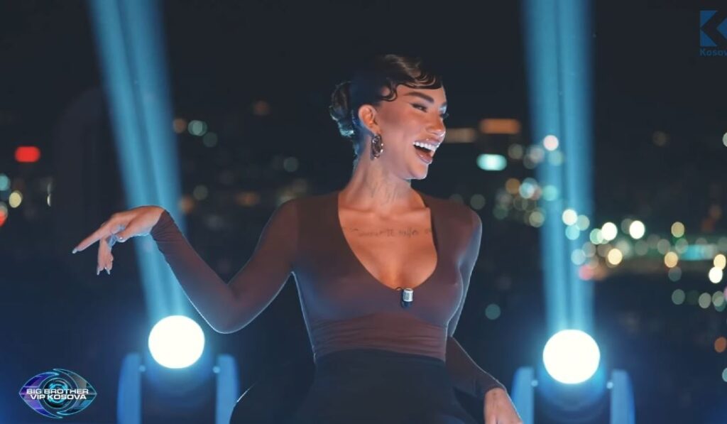 Big Brother VIP Kosova// Modelja heq sytjenat dhe futet në pishinë