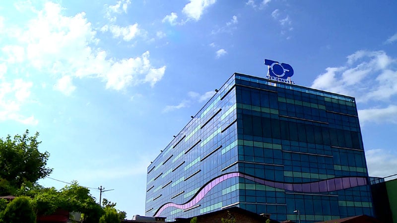 Dy moderatoret e TOP Channel, përplasen fizikisht me njëra-tjetrën në koridoret e televizionit