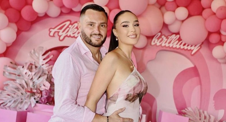 Bes Kallaku thumbon Xhensilën, 1 vit pas divorcit.