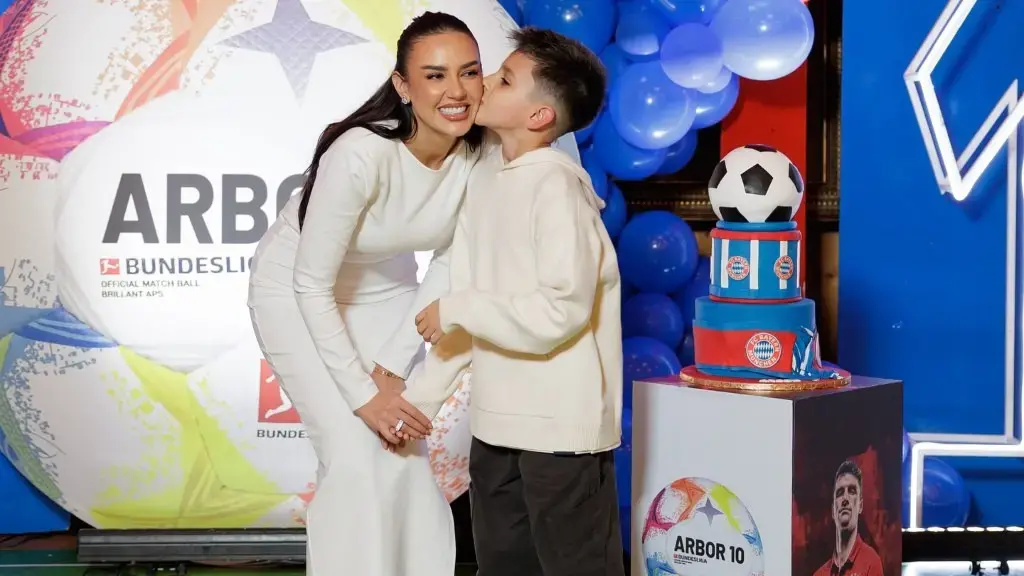 FOTO// Bora Zemani i dedikon urimin e veçantë të birit, Arborit.