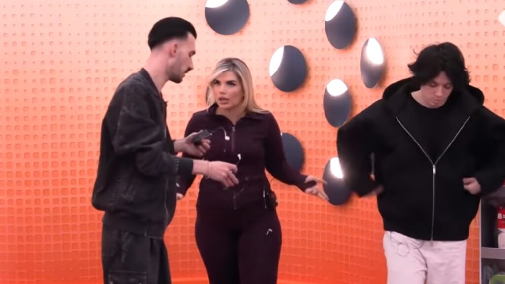 “Po rrini mbi m**”/ Sabina DEBATON me Kristin: Kur ju po flitin mbi plehra…