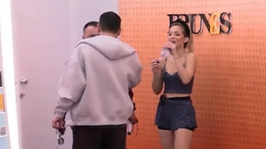 “Lum ai burrë që e merr…”/ Çfarë bëri Selin që djemtë e komplimentuan?